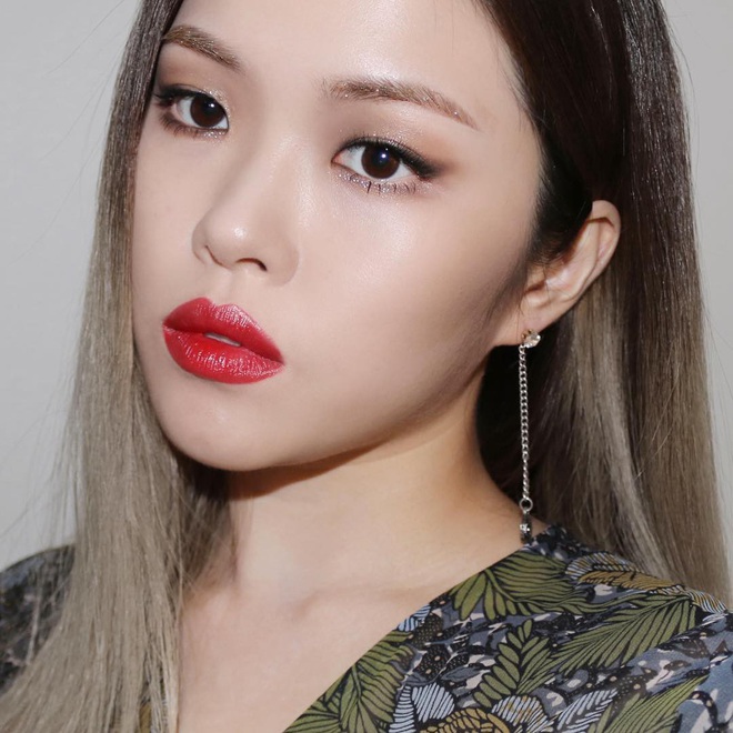 5 thỏi son m&agrave;u đẹp m&ecirc; ly lại c&ograve;n gi&uacute;p m&ocirc;i b&oacute;ng nhẹ si&ecirc;u sexy, kh&ocirc;ng sắm dịp cuối năm n&agrave;y th&igrave; tiếc h&ugrave;i hụi - Ảnh 5.