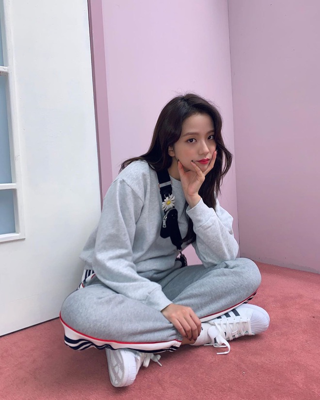 Xinh đẹp dịu dàng ai ngờ đỉnh cao visual Jisoo (Black Pink) rất chăm diện đồ nam cool ngầu - Ảnh 6.