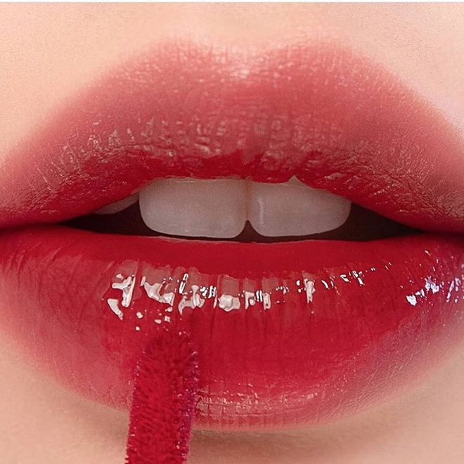 5 thỏi son m&agrave;u đẹp m&ecirc; ly lại c&ograve;n gi&uacute;p m&ocirc;i b&oacute;ng nhẹ si&ecirc;u sexy, kh&ocirc;ng sắm dịp cuối năm n&agrave;y th&igrave; tiếc h&ugrave;i hụi - Ảnh 10.