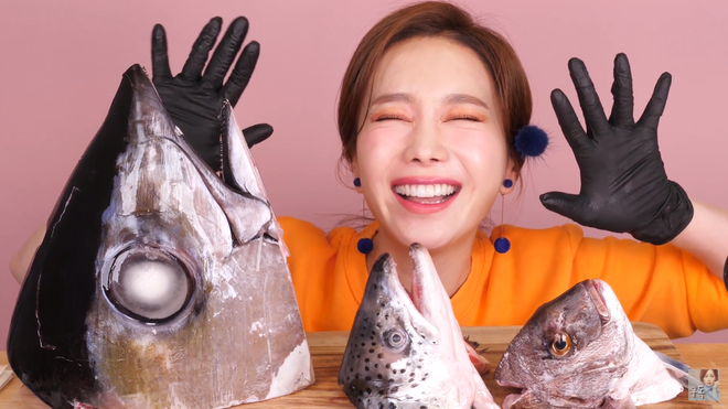 Màn mukbang... đầu cá ngừ sống của Youtuber Hàn khiến dân tình ớn lạnh, chỉ biết lắc đầu xin thua - Ảnh 2.