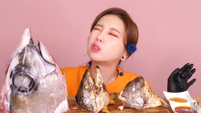 Màn mukbang... đầu cá ngừ sống của Youtuber Hàn khiến dân tình ớn lạnh, chỉ biết lắc đầu xin thua - Ảnh 5.