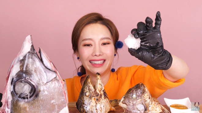 M&agrave;n mukbang... đầu c&aacute; ngừ sống của Youtuber H&agrave;n khiến d&acirc;n t&igrave;nh ớn lạnh, chỉ biết lắc đầu xin thua - Ảnh 6.