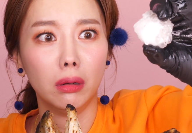 M&agrave;n mukbang... đầu c&aacute; ngừ sống của Youtuber H&agrave;n khiến d&acirc;n t&igrave;nh ớn lạnh, chỉ biết lắc đầu xin thua - Ảnh 4.