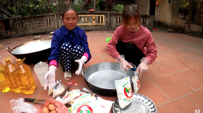 Đăng clip l&agrave;m m&acirc;m quẩy khổng lồ nhưng B&agrave; T&acirc;n Vlog lại g&acirc;y ch&uacute; &yacute; bởi tuy&ecirc;n bố bỏ l&agrave;m vlogs để đi theo c&acirc;u lạc bộ... ca h&aacute;t? - Ảnh 1.