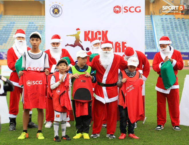 Duy Mạnh, Huy r&acirc;u ho&aacute; &ocirc;ng gi&agrave; Noel đi tặng qu&agrave; trong ng&agrave;y H&agrave; Nội mưa r&eacute;t - Ảnh 5.