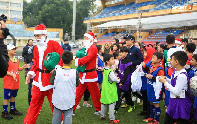 Duy Mạnh, Huy râu hoá ông già Noel đi tặng quà trong ngày Hà Nội mưa rét - Ảnh 1.