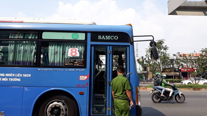 Triệu tập một số đối tượng giang hồ mang theo hung khí chặn xe buýt đập phá ở Sài Gòn - Ảnh 1.