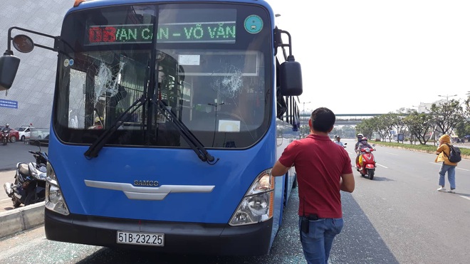 Triệu tập một số đối tượng giang hồ mang theo hung khí chặn xe buýt đập phá ở Sài Gòn - Ảnh 2.