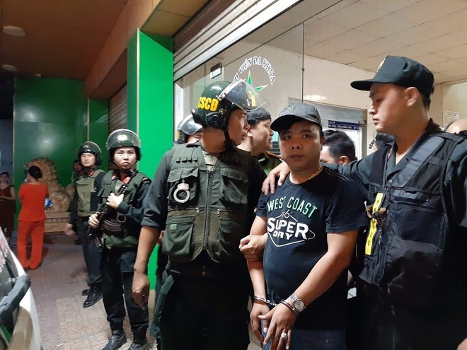 Toàn đen cầm đầu nhóm giang hồ khống chế uy hiếp giám đốc bệnh viện Tâm Hồng Phước đòi nợ bị khởi tố - Ảnh 1.
