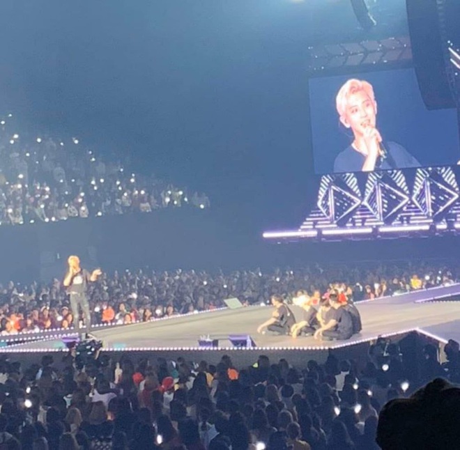 Đang yên đang lành, EXO tự nhiên rủ nhau ngồi nhậu luôn trên sân khấu concert khiến fan mắt chữ A, mồm chữ O - Ảnh 1.