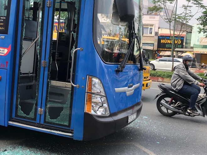 Nóng: Xe buýt chở nhiều sinh viên ở Sài Gòn bị nhóm thanh niên dùng hung khí tấn công, đập phá tanh bành - Ảnh 3.