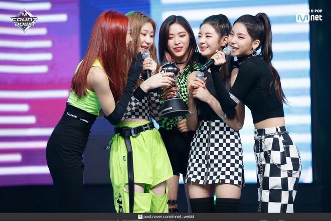 Danh sách loạt idol Kpop đạt first win trong năm 2019: Nhanh nhất là 5 ngày nhưng lâu nhất phải đợi 7 năm, The Show thì phát cúp như... từ thiện - Ảnh 8.