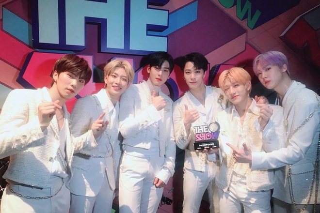 Danh s&aacute;ch loạt idol Kpop đạt first win trong năm 2019: Nhanh nhất l&agrave; 5 ng&agrave;y nhưng l&acirc;u nhất phải đợi 7 năm, The Show th&igrave; ph&aacute;t c&uacute;p như... từ thiện - Ảnh 3.