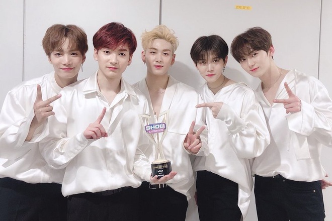 Danh s&aacute;ch loạt idol Kpop đạt first win trong năm 2019: Nhanh nhất l&agrave; 5 ng&agrave;y nhưng l&acirc;u nhất phải đợi 7 năm, The Show th&igrave; ph&aacute;t c&uacute;p như... từ thiện - Ảnh 20.