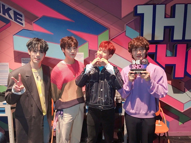 Danh s&aacute;ch loạt idol Kpop đạt first win trong năm 2019: Nhanh nhất l&agrave; 5 ng&agrave;y nhưng l&acirc;u nhất phải đợi 7 năm, The Show th&igrave; ph&aacute;t c&uacute;p như... từ thiện - Ảnh 11.