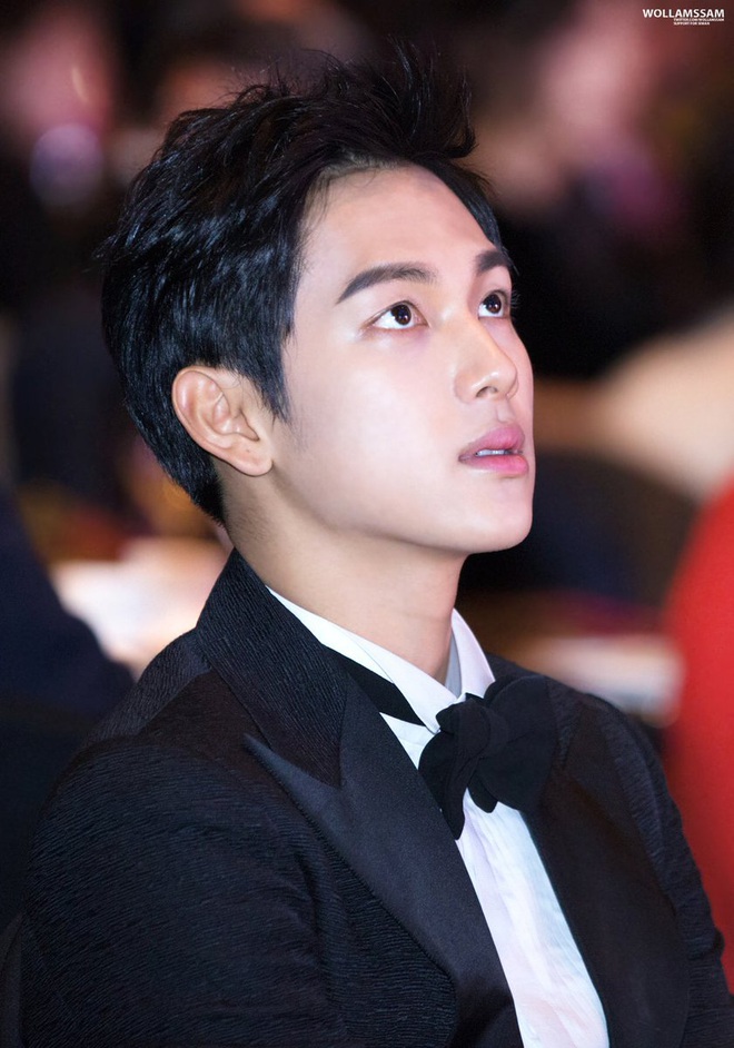 2 nam idol sở hữu sống mũi hiếm c&oacute; kh&oacute; gặp trong Kpop: Hết như ho&agrave;ng tử truyện tranh lại được so với Leonardo DiCaprio - Ảnh 9.