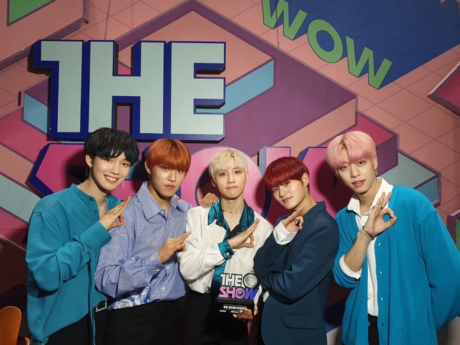 Danh s&aacute;ch loạt idol Kpop đạt first win trong năm 2019: Nhanh nhất l&agrave; 5 ng&agrave;y nhưng l&acirc;u nhất phải đợi 7 năm, The Show th&igrave; ph&aacute;t c&uacute;p như... từ thiện - Ảnh 24.