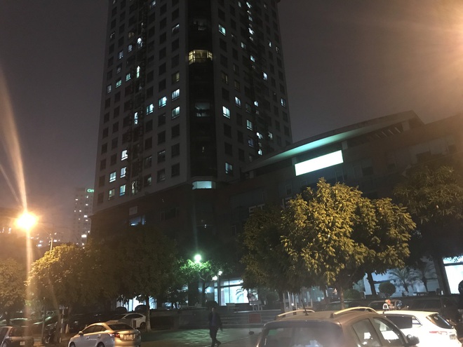 Người d&acirc;n kể lại gi&acirc;y ph&uacute;t kinh ho&agrave;ng khi ph&aacute;t hiện người phụ nữ trầm cảm rơi từ tầng cao to&agrave; chung cư xuống đất tử vong - Ảnh 2.