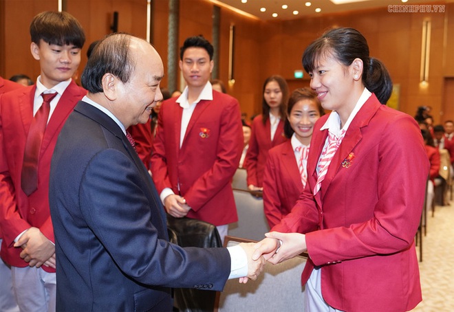 Thủ tướng: Không để vận động viên phải đi bán bánh mì, làm móng chân - Ảnh 1.