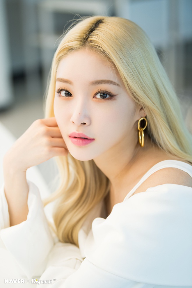 Chị Santa đáng yêu nhất Kbiz là Chungha: Mua hẳn túi Louis Vuitton, Saint Laurent để tặng quà cho vũ công phụ họa dịp Noel - Ảnh 1.