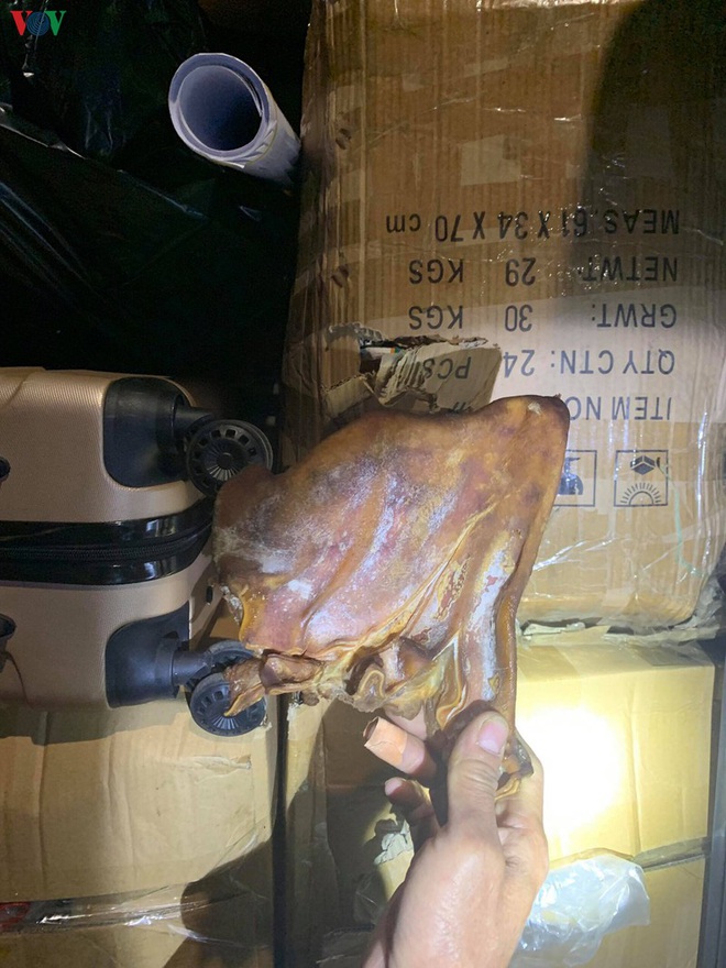 Ph&aacute;t hiện &ocirc; t&ocirc; chở hơn 1 tấn thịt lợn v&agrave; nội tạng kh&ocirc;ng r&otilde; nguồn gốc - Ảnh 1.