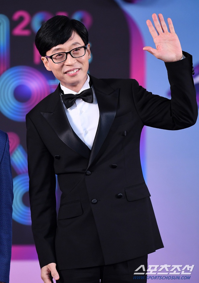 Thảm đỏ KBS Entertainment Awards: Yoo Jae Suk lộ diện hậu bê bối, mỹ nhân Vườn sao băng lấn át Apink và quân đoàn sao - Ảnh 4.