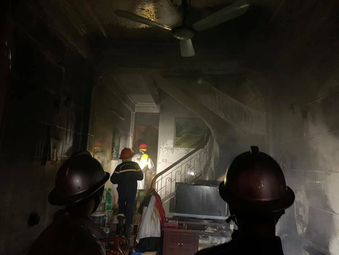 Hà Nội: Công an nối hàng trăm mét ống dẫn nước chữa cháy, cứu 6 người thoát khỏi bà hỏa - Ảnh 3.