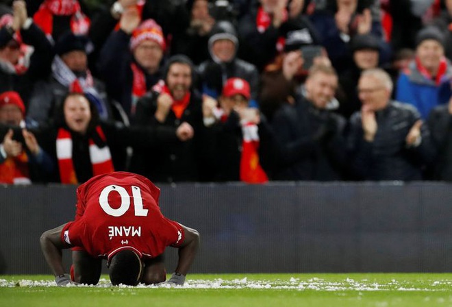 Sadio Mane và hành trình 10 năm từ đôi giày rách nát đến ngôi sao bóng đá rộng lượng nhất thế gian: Nhà lầu xe hơi chẳng màng, chỉ thích giúp đỡ dân làng - Ảnh 2.