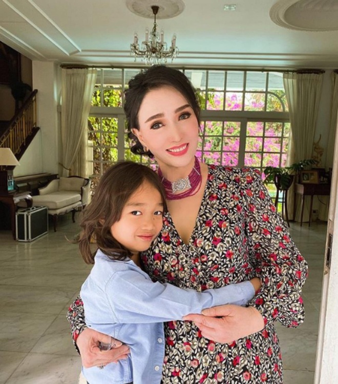 Hoa hậu Thái Lan 72 tuổi gây sốc với nhan sắc trẻ đẹp khó tin, so với 5 năm trước còn hack tuổi đỉnh hơn - Ảnh 1.