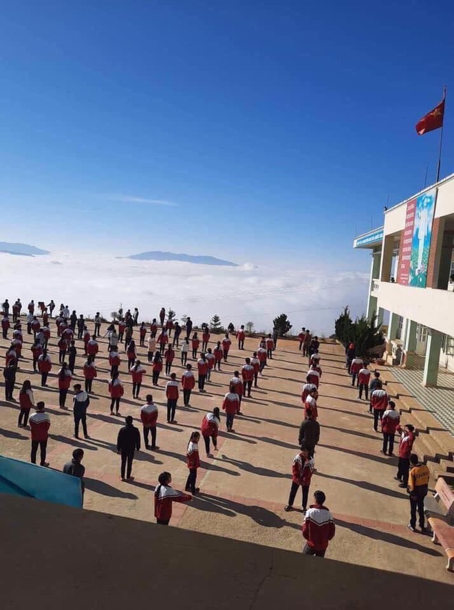 Dân tình ngỡ ngàng trước vẻ đẹp của ngôi trường trên mây” ở Hà Giang, ai cũng muốn đến tận nơi để check-in vì view quá đỉnh - Ảnh 3.