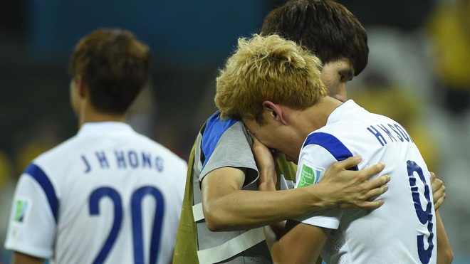 Dân mạng phê phán Son Heung-min dùng nước mắt giả tạo để mua chuộc sự đồng cảm, nhưng anh này là một gã mít ướt chính hiệu: 5 lần cầu thủ hay nhất châu Á khóc ngất trên sân cỏ - Ảnh 9.