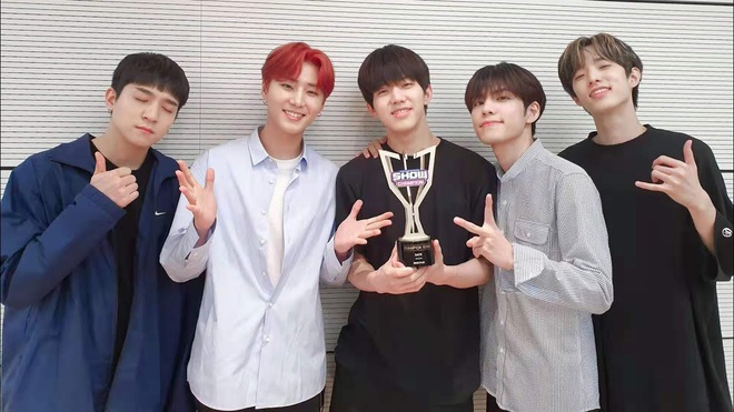 Danh sách loạt idol Kpop đạt first win trong năm 2019: Nhanh nhất là 5 ngày nhưng lâu nhất phải đợi 7 năm, The Show thì phát cúp như... từ thiện - Ảnh 28.