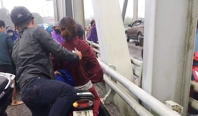 Thiếu tá quân đội lao theo cứu cô gái nhảy cầu Bến Thủy - Ảnh 2.