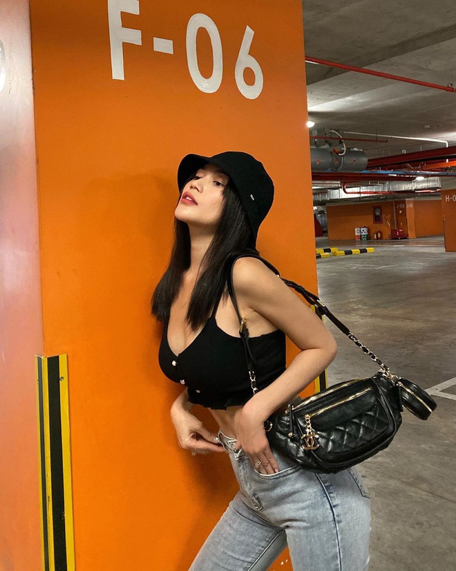 Street style sao Việt: Huyền Lizzie - Sĩ Thanh dẫn đầu bảng nhờ combo crop top - jeans xanh vừa cá tính lại hết sức sexy - Ảnh 5.