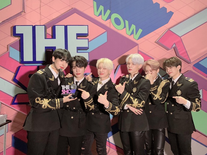 Danh s&aacute;ch loạt idol Kpop đạt first win trong năm 2019: Nhanh nhất l&agrave; 5 ng&agrave;y nhưng l&acirc;u nhất phải đợi 7 năm, The Show th&igrave; ph&aacute;t c&uacute;p như... từ thiện - Ảnh 40.