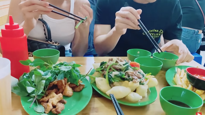 Vợ chồng Đông Nhi - Ông Cao Thắng dắt nhau đi food tour Hà Nội: ăn để dằn mặt chị bán hàng luôn - Ảnh 3.