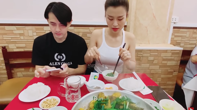 Vợ chồng Đông Nhi - Ông Cao Thắng dắt nhau đi food tour Hà Nội: ăn để dằn mặt chị bán hàng luôn - Ảnh 4.