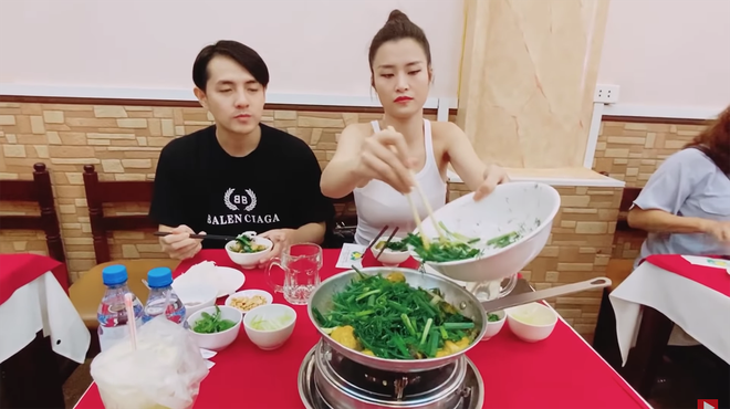 Vợ chồng Đông Nhi - Ông Cao Thắng dắt nhau đi food tour Hà Nội: ăn để dằn mặt chị bán hàng luôn - Ảnh 5.