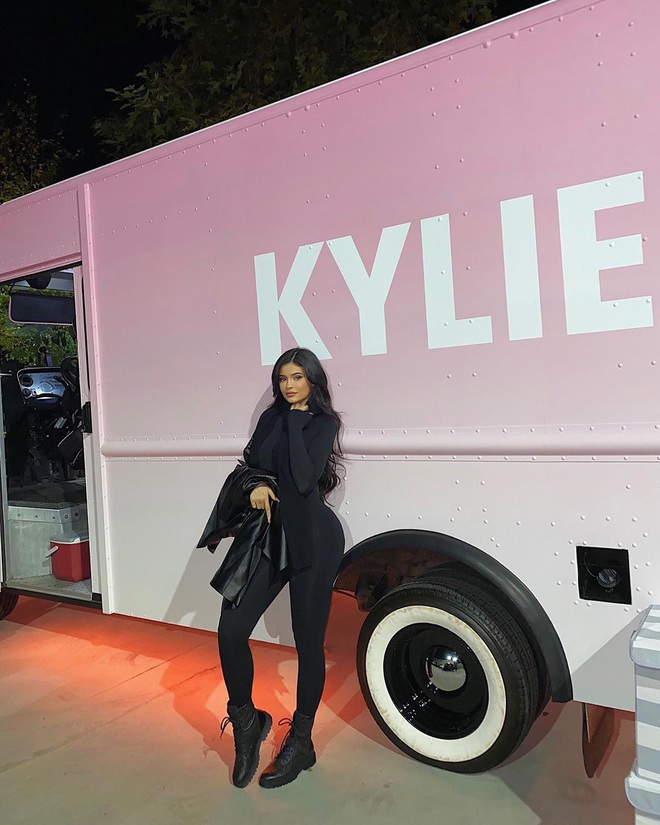 Làm người nổi tiếng thật sướng: Kylie Jenner nhận bạt ngàn quà Giáng sinh từ mỹ phẩm đến hàng hiệu xịn sò, xem mà phát hờn - Ảnh 1.