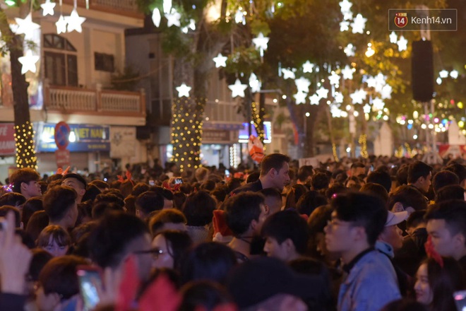 Giới trẻ Hà Nội đổ xô ra đường đi chơi và check in đêm Noel: FA hay không thì vẫn cứ là vui nhé! - Ảnh 2.