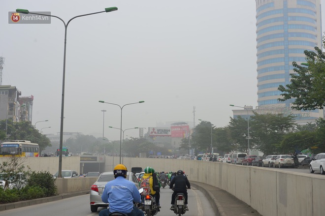 Hà Nội: Sương mù bao phủ dày đặc khiến nhiều tòa nhà cao tầng bất ngờ biến mất, người dân đi lại khó khăn - Ảnh 6.