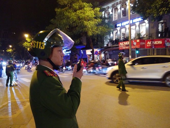 H&agrave; Nội: Cảnh s&aacute;t ho&aacute; trang, xử nghi&ecirc;m b&atilde;i xe chặt ch&eacute;m v&agrave; chống đua xe đ&ecirc;m Noel - Ảnh 1.
