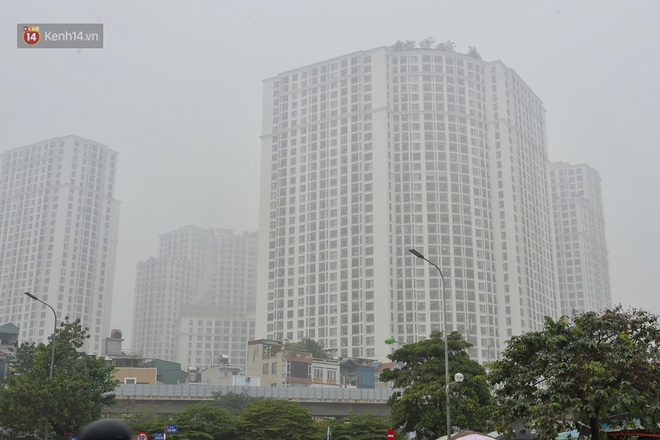 Hà Nội: Sương mù bao phủ dày đặc khiến nhiều tòa nhà cao tầng bất ngờ biến mất, người dân đi lại khó khăn - Ảnh 4.