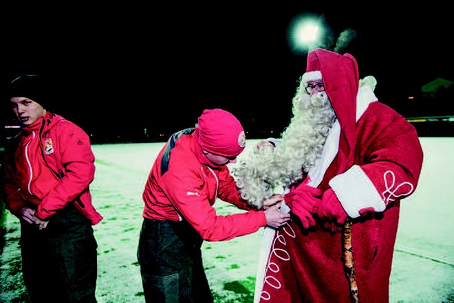 Ông già Noel là có thật, và chơi trong đội bóng đặc biệt nhất thế giới mang tên Santa Claus - Ảnh 1.