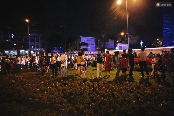 Bất chấp biển cấm, người dân vẫn giẫm đạp lên vườn hoa trước Nhà thờ Đức Bà trong đêm Noel ở Sài Gòn - Ảnh 5.