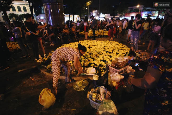 Bất chấp biển cấm, người dân vẫn giẫm đạp lên vườn hoa trước Nhà thờ Đức Bà trong đêm Noel ở Sài Gòn - Ảnh 6.