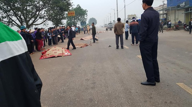 Nhìn lại những vụ TNGT kinh hoàng năm 2019: Nữ lao công chết thảm trên đường Láng Hạ, 15 người thương vong trên đường viếng nghĩa trang - Ảnh 10.