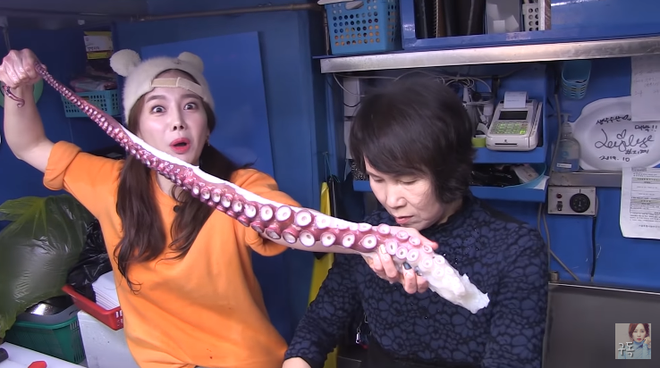 Góc mệt giùm: Youtuber Ssoyoung lăn đùng ngã ngửa giữa chợ vì vật lộn với con bạch tuộc siêu to khổng lồ - Ảnh 8.