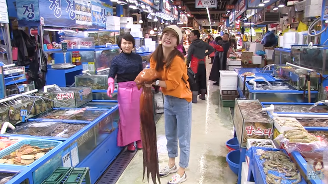 Góc mệt giùm: Youtuber Ssoyoung lăn đùng ngã ngửa giữa chợ vì vật lộn với con bạch tuộc siêu to khổng lồ - Ảnh 3.
