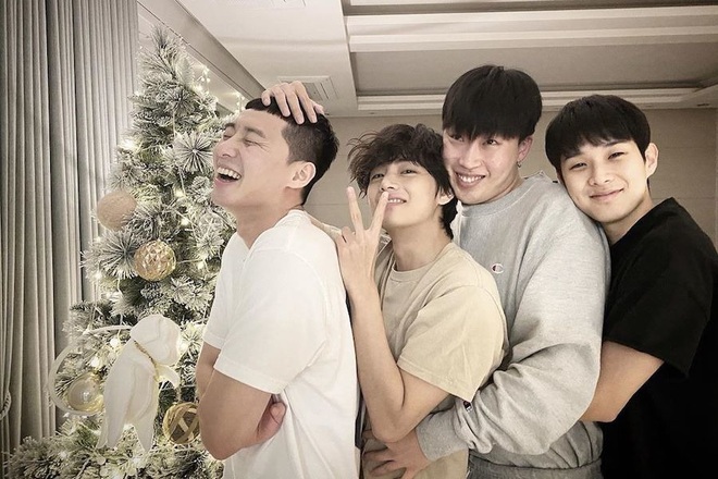 Hiếm có nhóm bạn thân nào như hội Park Seo Joon, V (BTS) và dàn tài tử: Dính nhau mọi dịp lễ, Noel lại gây bão vì ảnh hẹn hò - Ảnh 2.